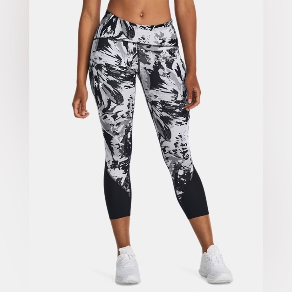 Under Armour Women’s UA Fly Fast Printed‎ Crop Leggings 🖤🤍 (Size L)